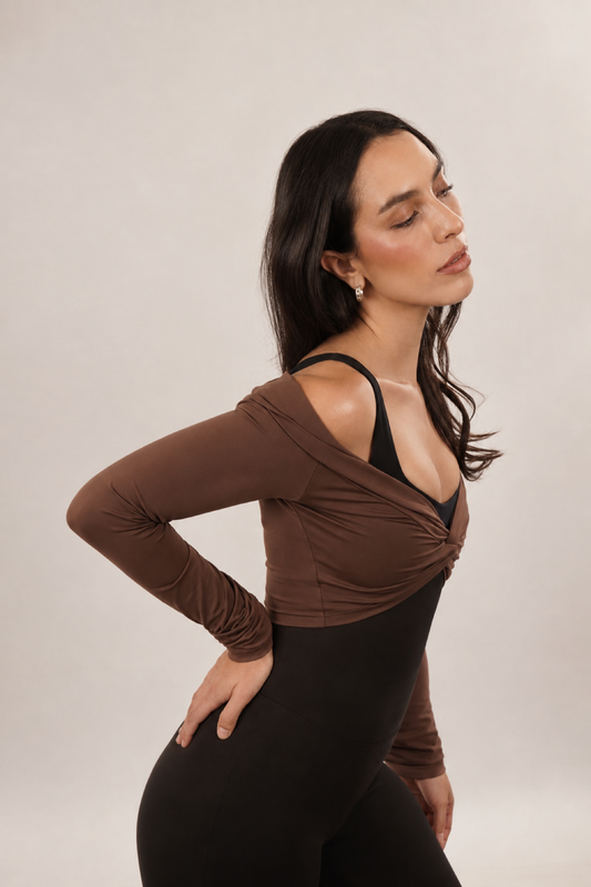 Top off-shoulder Aura en chocolate de LYA Studio, prenda athleisure para usar fuera del gimnasio