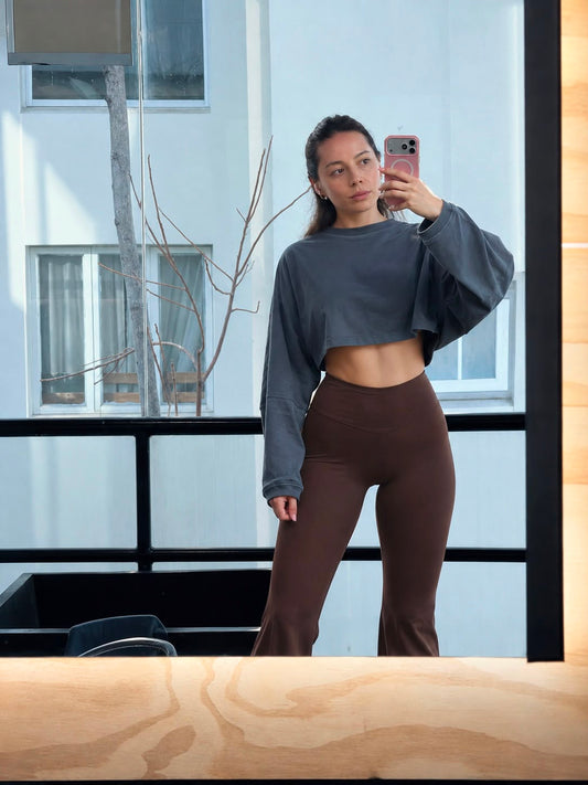 Calzas flare deportivas Aura en chocolate de LYA Studio, caída acampanada desde la rodilla
