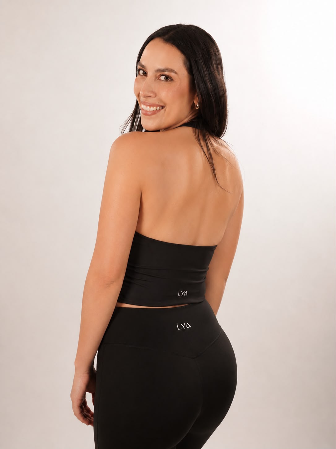 Top halter deportivo Aura en negro de LYA Studio, vista 2