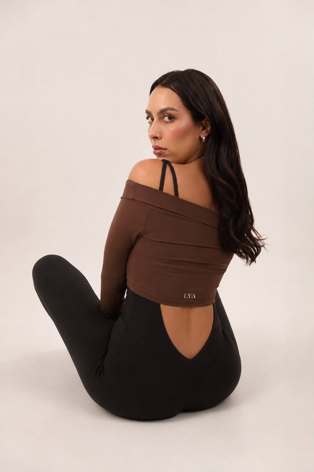Top off-shoulder Aura en chocolate de LYA Studio, vista 2
