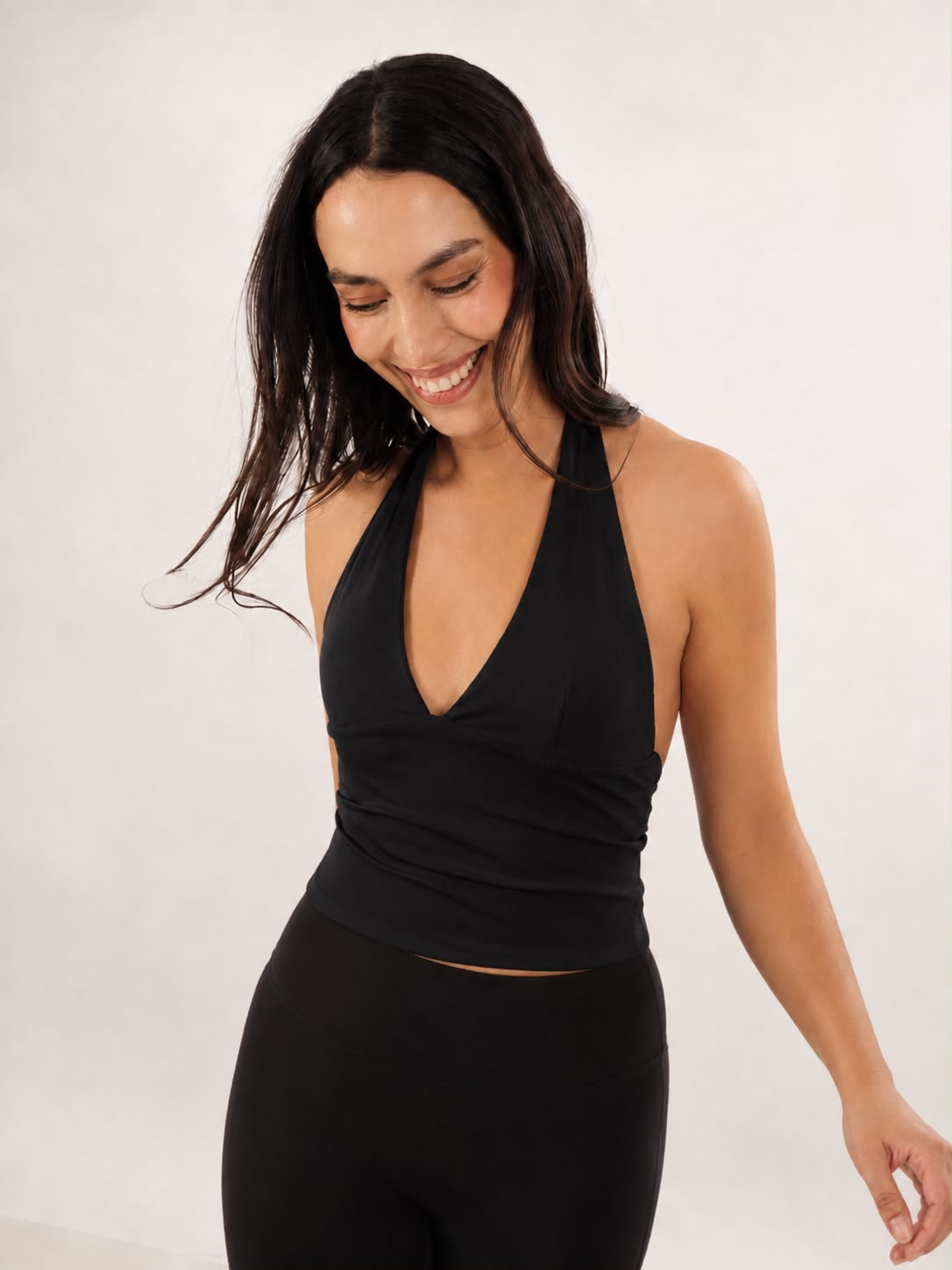 Top halter deportivo Aura en negro de LYA Studio, foto principal