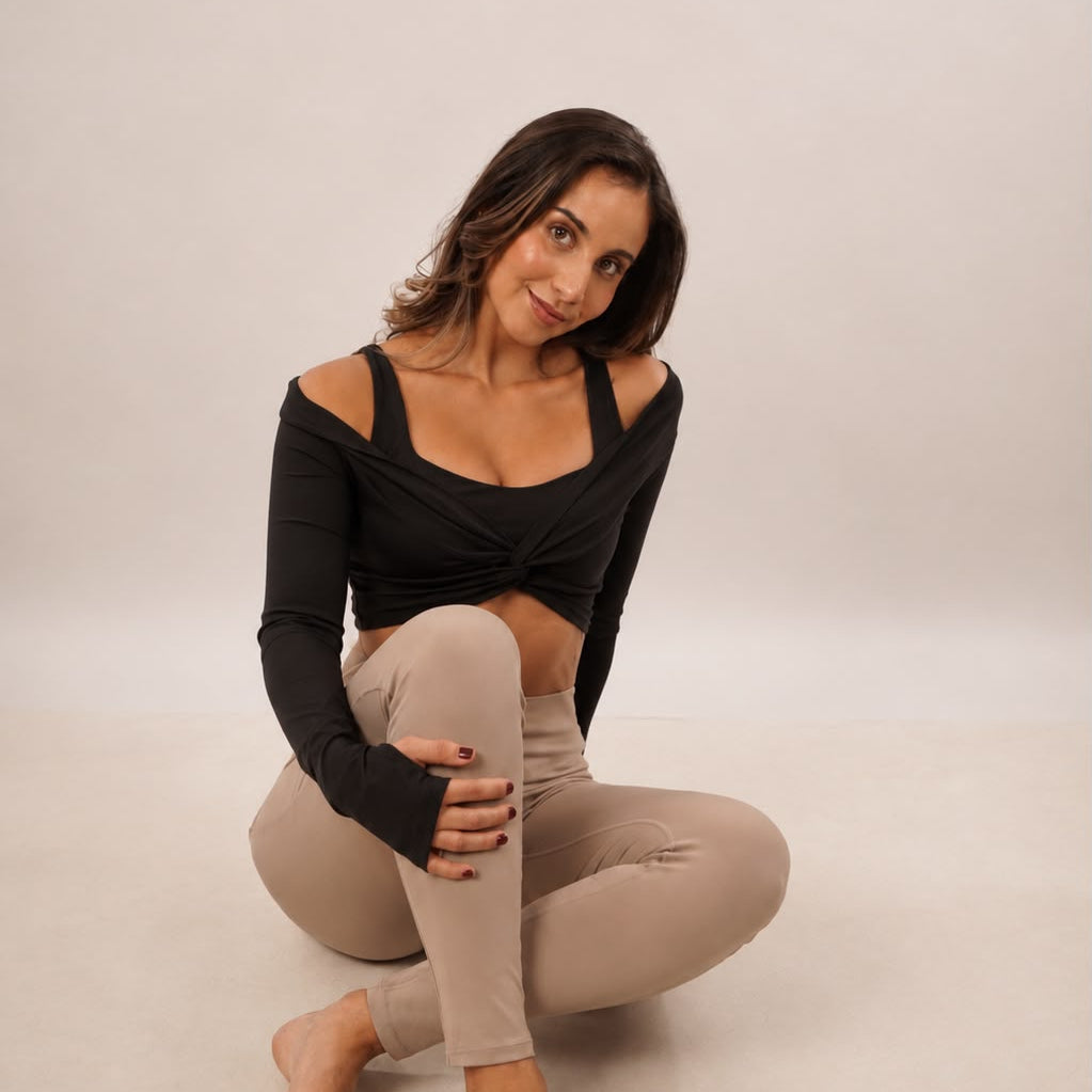 Top off-shoulder Aura en negro de LYA Studio, foto principal