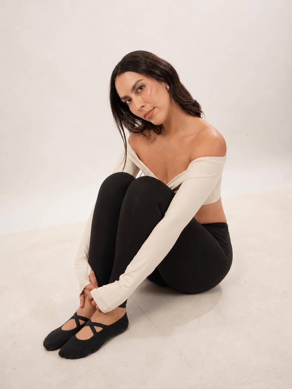 Top off-shoulder Aura en blanco crema de LYA Studio, foto principal