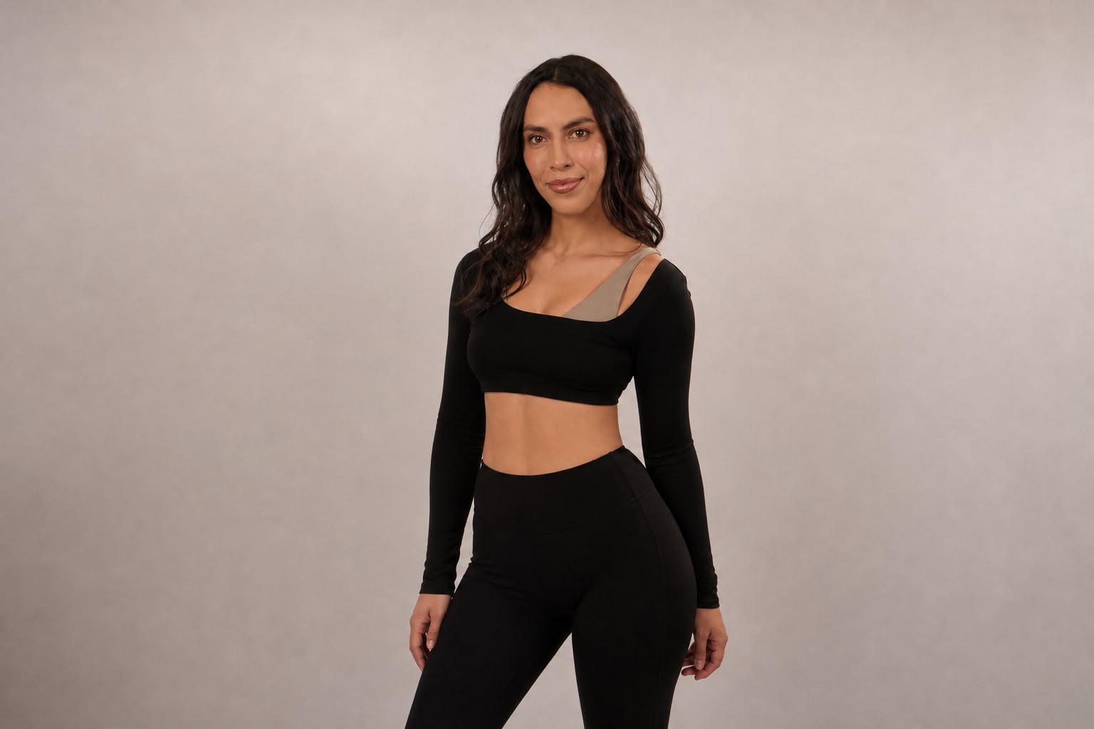 Modelo con conjunto negro Aura de LYA Studio
